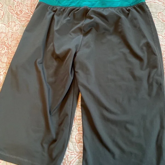 Women's NWT Reebok Activewear Shorts/Crop Pants - Picture 4 of 4